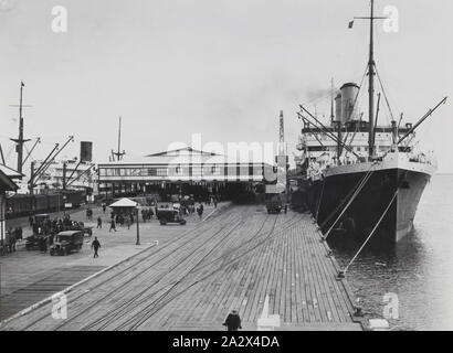 Fotografia - nave passeggeri, Molo della stazione, Port Melbourne, Victoria, 1920-1939, immagine in bianco e nero di un passeggero con una nave ormeggiata al molo della stazione. Si tratta di una di una raccolta di quindici le fotografie in bianco e nero che mostra le navi cargo e passeggeri nelle acque australiane negli anni venti e trenta Foto Stock