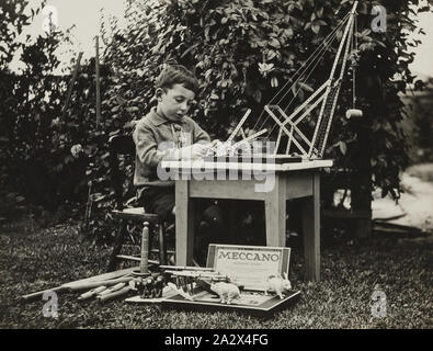 Fotografia - Ritratto di Maurice Crow con regali di Natale, Victoria, Dec 1919, fotografia in bianco e nero è uno di un insieme di sei fotografie con Maurice Crow. Cinque delle fotografie mostrano Maurice con giocattoli per Natale, uno prelevato ogni anno tra 1916-1920 Foto Stock