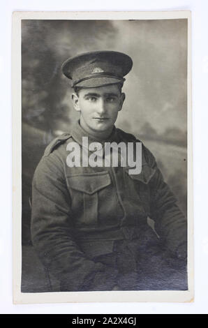 Fotografia - privato Ernie Briggs, C Company, XXVII Battaglione, Wiltshire, Inghilterra, guerra mondiale I, 1914-1918, fotografia di Ernest privato 'Ernie' Briggs, C Company, 27 Battaglione, 10 della brigata di fanteria, A.I.F. Prese a Bulford Camp su Salisbury Plain, durante la Seconda Guerra Mondiale. La foto è approvato "in servizio attivo', ed è stato probabilmente inviato dalla Francia. Briggs ha arruolato come 20 anno vecchio contadino da Yackandandah, Victoria, il 1 marzo 1916. Egli è stato ucciso in azione in Belgio il 4 ottobre 1917 Foto Stock