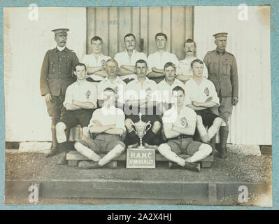 Fotografia - Royal Army Medical Corps Gruppo Sportivo, Kimberley, Sud Africa, circa 1902, uno di 74 fotografie in bianco e nero contenute entro un hard-coperto album fotografico. Inscritto sul lato anteriore della pagina dell'album 'M.G.A. Warner'. Appartenne alla sorella Mabel Ashton Warner, che hanno servito in Regina Alexandra la Royal servizio infermieristico. Le fotografie sono incollate in album e sono generalmente molto sbiadito. Alcuni vengono visualizzati commercialmente prodotte; altri sono irregolari e non professionnale Foto Stock