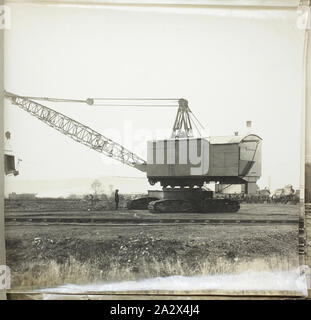 Fotografia - Ruston & Hornsby, Crawler-Mounted escavatore dragline, Lincoln, Inghilterra, 1923, uno di 37 fotografie in bianco e nero contenute in un album che raffigura il vapore-azionato, carro cingolato e rail-montate pale meccaniche ed escavatori sotto test al di fuori della Ruston & Hornsby lavora a Lincoln e lavorare in una varietà di posizioni in tutto il Regno Unito. Parte di una raccolta di fotografie e filmati cinematografici, cataloghi di prodotti, società riviste, registri del cliente Foto Stock