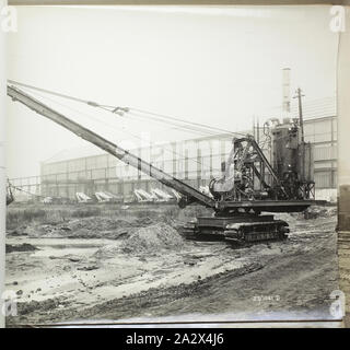 Fotografia - Ruston & Hornsby, Crawler-Mounted escavatore dragline, Lincoln, Inghilterra, 1923, uno di 37 fotografie in bianco e nero contenute in un album che raffigura il vapore-azionato, carro cingolato e rail-montate pale meccaniche ed escavatori sotto test al di fuori della Ruston & Hornsby lavora a Lincoln e lavorare in una varietà di posizioni in tutto il Regno Unito. Parte di una raccolta di fotografie e filmati cinematografici, cataloghi di prodotti, società riviste, registri del cliente Foto Stock