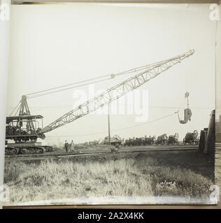 Fotografia - Ruston & Hornsby, "No.60 Dragline' escavatore, Lincoln, Inghilterra, 1923, uno di 37 fotografie in bianco e nero contenute in un album che raffigura il vapore-azionato, carro cingolato e rail-montate pale meccaniche ed escavatori sotto test al di fuori della Ruston & Hornsby lavora a Lincoln e lavorare in una varietà di posizioni in tutto il Regno Unito. Parte di una raccolta di fotografie e filmati cinematografici, cataloghi di prodotti, società riviste, registri del cliente Foto Stock