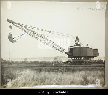 Fotografia - Ruston & Hornsby, "No.60 Dragline' escavatore, Lincoln, Inghilterra, 1923, uno di 37 fotografie in bianco e nero contenute in un album che raffigura il vapore-azionato, carro cingolato e rail-montate pale meccaniche ed escavatori sotto test al di fuori della Ruston & Hornsby lavora a Lincoln e lavorare in una varietà di posizioni in tutto il Regno Unito. Parte di una raccolta di fotografie e filmati cinematografici, cataloghi di prodotti, società riviste, registri del cliente Foto Stock