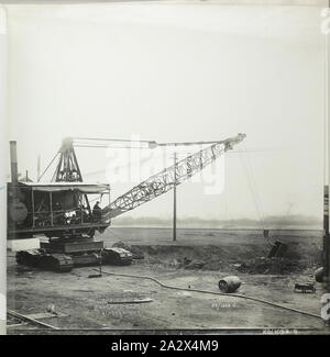 Fotografia - Ruston & Hornsby, "No.60 Escavatore Dragline sui bruchi', Lincoln, Inghilterra, 1923, uno di 37 fotografie in bianco e nero contenute in un album che raffigura il vapore-azionato, carro cingolato e rail-montate pale meccaniche ed escavatori sotto test al di fuori della Ruston & Hornsby lavora a Lincoln e lavorare in una varietà di posizioni in tutto il Regno Unito. Parte di una raccolta di fotografie e filmati cinematografici, cataloghi di prodotti, società riviste, registri del cliente Foto Stock