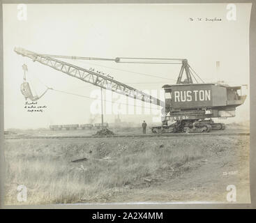 Fotografia - Ruston & Hornsby, "No.75 Dragline' escavatore, Lincoln, Inghilterra, 1923, uno di 37 fotografie in bianco e nero contenute in un album che raffigura il vapore-azionato, carro cingolato e rail-montate pale meccaniche ed escavatori sotto test al di fuori della Ruston & Hornsby lavora a Lincoln e lavorare in una varietà di posizioni in tutto il Regno Unito. Parte di una raccolta di fotografie e filmati cinematografici, cataloghi di prodotti, società riviste, registri del cliente Foto Stock