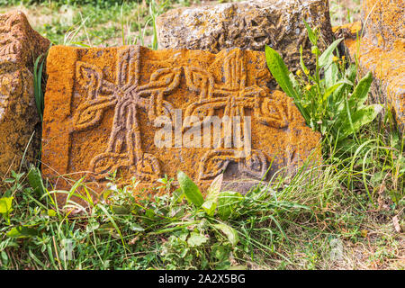 Armenia. Sevan. Pietra scolpita compresse al di fuori della chiesa