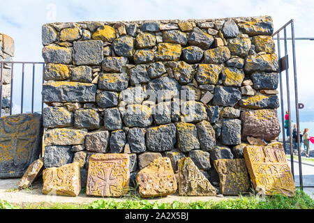 Armenia. Sevan. Pietra scolpita compresse al di fuori della chiesa