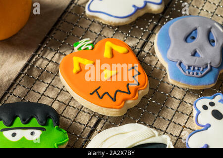 Scary Halloween fatti in casa i cookie pronto a mangiare Foto Stock