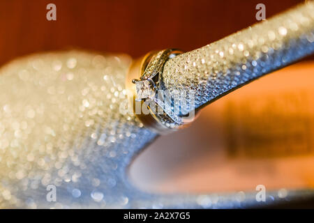 Wedding tacco alto scarpe e gli anelli di fidanzamento Foto Stock