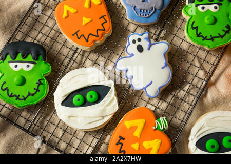 Scary Halloween fatti in casa i cookie pronto a mangiare Foto Stock