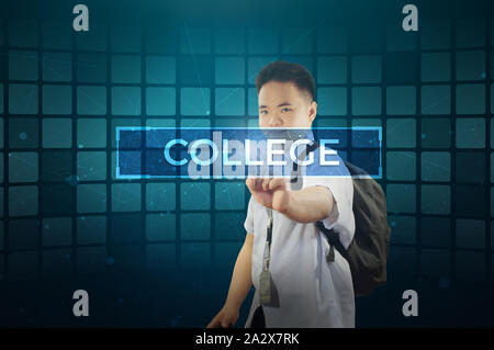 Studente di scuola superiore toccando College segno pulsante sullo schermo olografico. Laureato al College. Foto Stock