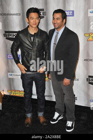 LOS ANGELES, CA. 15 ottobre 2011: John Cho e Kal Penn (a destra) al 2011 Spike TV Scream Awards presso gli Universal Studios, Hollywood. © 2011 Paul Smith / Featureflash Foto Stock