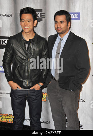 LOS ANGELES, CA. 15 ottobre 2011: John Cho e Kal Penn (a destra) al 2011 Spike TV Scream Awards presso gli Universal Studios, Hollywood. © 2011 Paul Smith / Featureflash Foto Stock