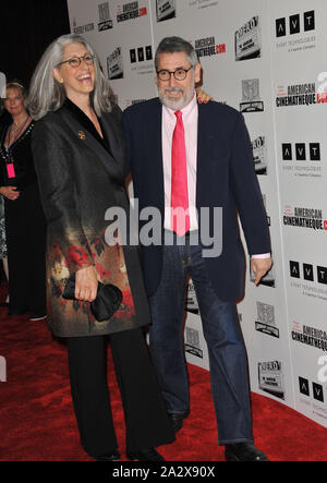 LOS ANGELES, CA. Ottobre 14, 2011: John Landis & moglie a 2011 American Cinematheque Gala dove l'attore Robert Downey Jr è stato onorato con il venticinquesimo annuale degli American Cinematheque Award presso il Beverly Hilton Hotel. © 2011 Paul Smith / Featureflash Foto Stock