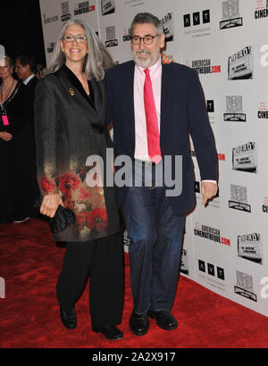 LOS ANGELES, CA. Ottobre 14, 2011: John Landis & moglie a 2011 American Cinematheque Gala dove l'attore Robert Downey Jr è stato onorato con il venticinquesimo annuale degli American Cinematheque Award presso il Beverly Hilton Hotel. © 2011 Paul Smith / Featureflash Foto Stock