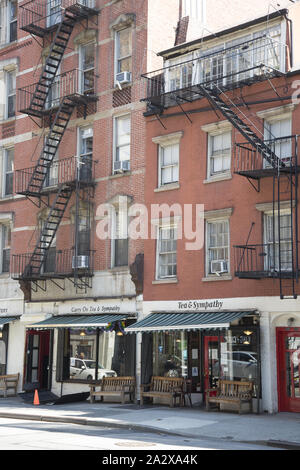 Bollitore per tè e simpatia lungo Greenwich Street nel Greenwich Village di New York City. Foto Stock