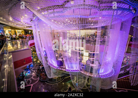 Las Vegas, Nevada, Stati Uniti d'America - lampadario gigante all'interno del centro per lo shopping Foto Stock