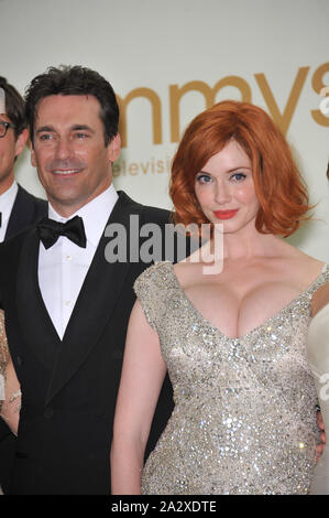 LOS ANGELES, CA. 18 settembre 2011: Jon Hamm & Christina Hendricks in sala stampa al 2011 Primetime Emmy Awards presso il Nokia Theatre di Los Angeles Vivere nel centro di Los Angeles. © 2011 Paul Smith / Featureflash Foto Stock