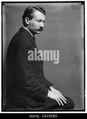 Robert Henri (1865-1929), il pittore americano, poste in il fotografo di New York City studio circa 1900 Foto Stock