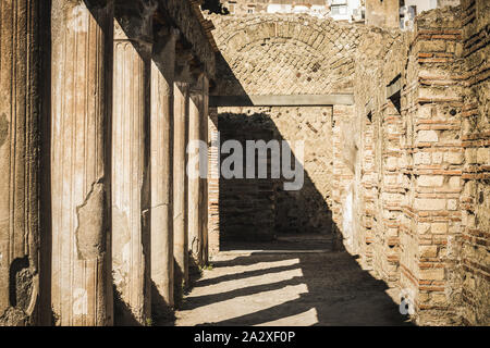 Città antica Ercolano ruderi con colonne e ombre geometriche coridor Foto Stock