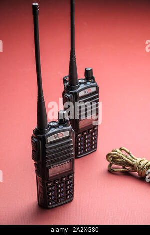 Due modo tenuto in mano walkie-talky radio. Comunemente utilizzati per il servizio pubblico, aziendali e di comunicazioni personali. Foto Stock