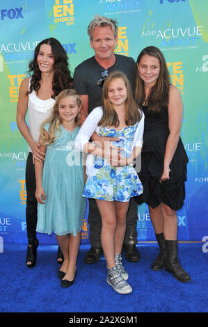 LOS ANGELES, CA. Agosto 07, 2011: Gordon Ramsay & famiglia arriva a 2011 Teen Choice Awards al Amphitheatre di Gibson, Universal Studios di Hollywood. © 2011 Paul Smith / Featureflash Foto Stock