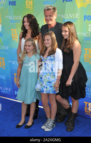 LOS ANGELES, CA. Agosto 07, 2011: Gordon Ramsay & famiglia arriva a 2011 Teen Choice Awards al Amphitheatre di Gibson, Universal Studios di Hollywood. © 2011 Paul Smith / Featureflash Foto Stock