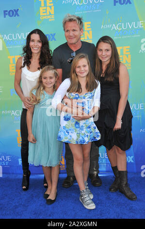 LOS ANGELES, CA. Agosto 07, 2011: Gordon Ramsay & famiglia arriva a 2011 Teen Choice Awards al Amphitheatre di Gibson, Universal Studios di Hollywood. © 2011 Paul Smith / Featureflash Foto Stock