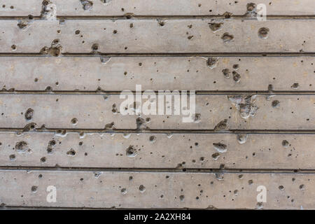 Bullet trattiene e danni sul muro di un edificio a Berlino, Germania Foto Stock