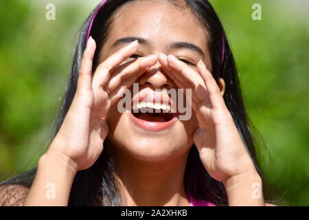 Un parlando diverse Giovane femmina Foto Stock