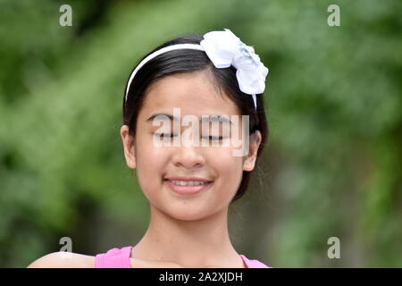 La minoranza giovanile femminile adolescente con gli occhi chiusi Foto Stock