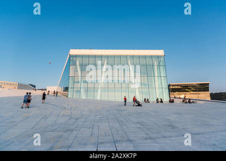 OSLO, Norvegia - 27 di agosto 2019: vista su un fianco della Nazionale di Oslo Opera House Foto Stock