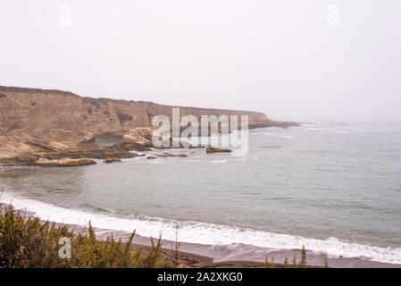 Spooner's Cove a Montaña de Oro parco dello stato. Los Ojos, California, Stati Uniti d'America. Foto Stock