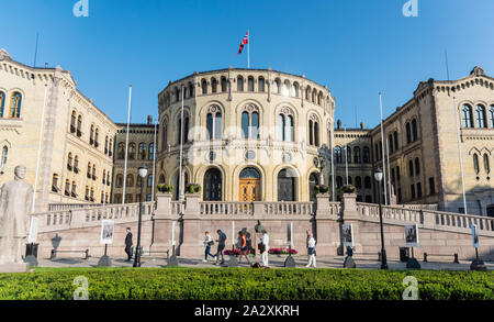 Oslo, Norvegia - 27 agosto 2019: l'edificio Storting o Stortingsbygningen con bandiera norvegese nel centro di Oslo. Foto Stock