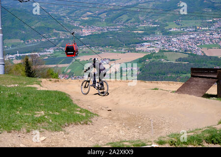 Maribor, Slovenia - 2 Maggio 2019: Downhill mountain bike cavalcare giù lungo il sentiero sul Pohorje vicino a Maribor, Slovenia. Il Pohorje bike park è molto popolare Foto Stock