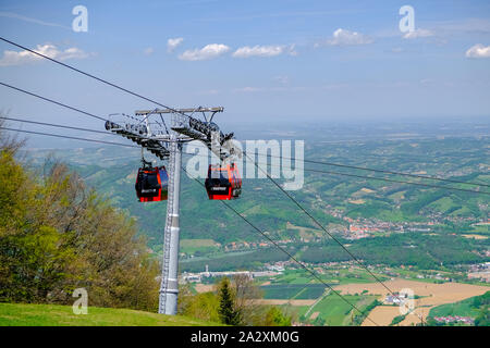 Maribor, Slovenia - 2 Maggio 2019: Rosso le cabine Pohorska vzpenjaca funivia a Maribor, Slovenia collegare la parte superiore del Pohorje con la città Foto Stock