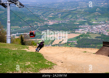 Maribor, Slovenia - 2 Maggio 2019: Downhill mountain bike cavalcare giù lungo il sentiero sul Pohorje vicino a Maribor, Slovenia. Il Pohorje bike park è molto popolare Foto Stock