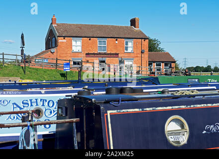 Il Waterfront Inn, che si affaccia sul bacino del canale a West Stockwith, North Lincolnshire, England Regno Unito Foto Stock