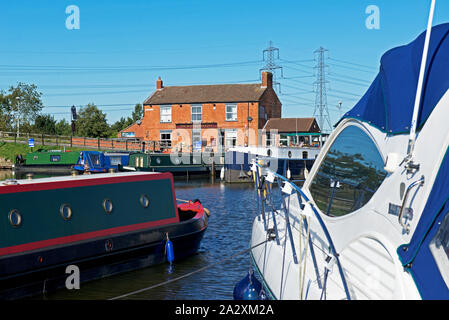 Il Waterfront Inn, che si affaccia sul bacino del canale a West Stockwith, North Lincolnshire, England Regno Unito Foto Stock