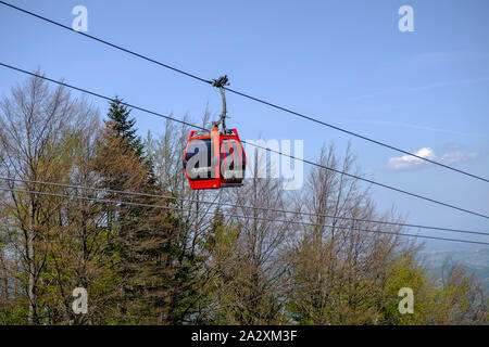 Maribor, Slovenia - 2 Maggio 2019: Rosso le cabine Pohorska vzpenjaca funivia a Maribor, Slovenia collegare la parte superiore del Pohorje con la città Foto Stock