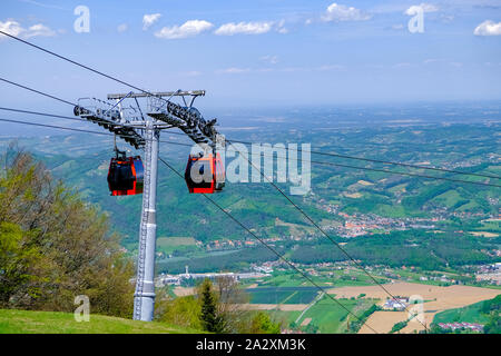 Maribor, Slovenia - 2 Maggio 2019: Rosso le cabine Pohorska vzpenjaca funivia a Maribor, Slovenia collegare la parte superiore del Pohorje con la città Foto Stock