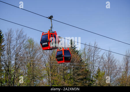 Maribor, Slovenia - 2 Maggio 2019: Rosso le cabine Pohorska vzpenjaca funivia a Maribor, Slovenia collegare la parte superiore del Pohorje con la città Foto Stock