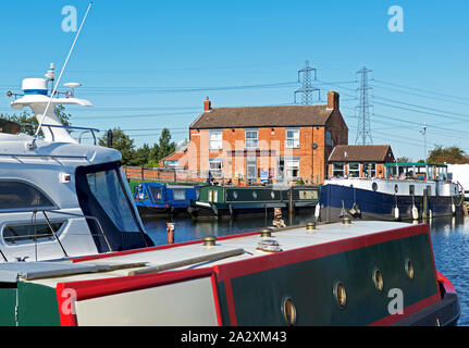 Il Waterfront Inn, che si affaccia sul bacino del canale a West Stockwith, North Lincolnshire, England Regno Unito Foto Stock