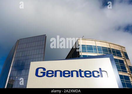 Società Genentech segno in biotecnologia corporation campus sede nella Silicon Valley. Genentech è affiliata di Swiss Roche Foto Stock