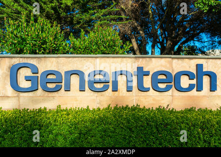 Società Genentech segno in biotecnologia corporation campus sede nella Silicon Valley. Genentech è affiliata di Swiss Roche Foto Stock