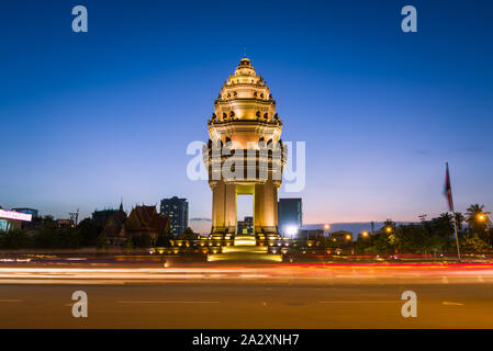 Phnom Penh, Cambogia, 16 Nov 2015: vista notturna di indipendenza monumento nella capitale. Foto Stock