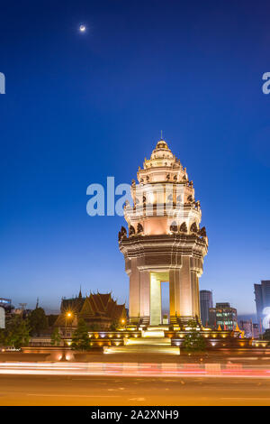 Phnom Penh, Cambogia, 16 Nov 2015: vista notturna di indipendenza monumento nella capitale. Foto Stock