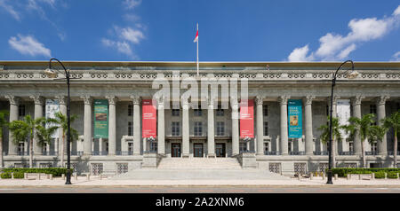 Singapore, 23 Feb 2016: maestosa architettura della Galleria Nazionale d'arte. Questo era in precedenza la Corte suprema e il Municipio. Foto Stock