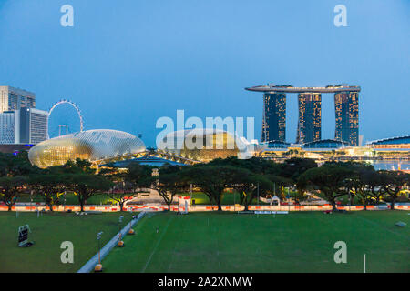 Singapore, 23 Apr 2016: bella luce di landmark Marina Bay Sands Hotel di notte. Foto Stock